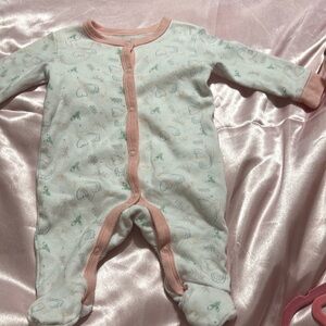 Baby pajamas set with matching hat,scratch mittens,bib and tshirt.